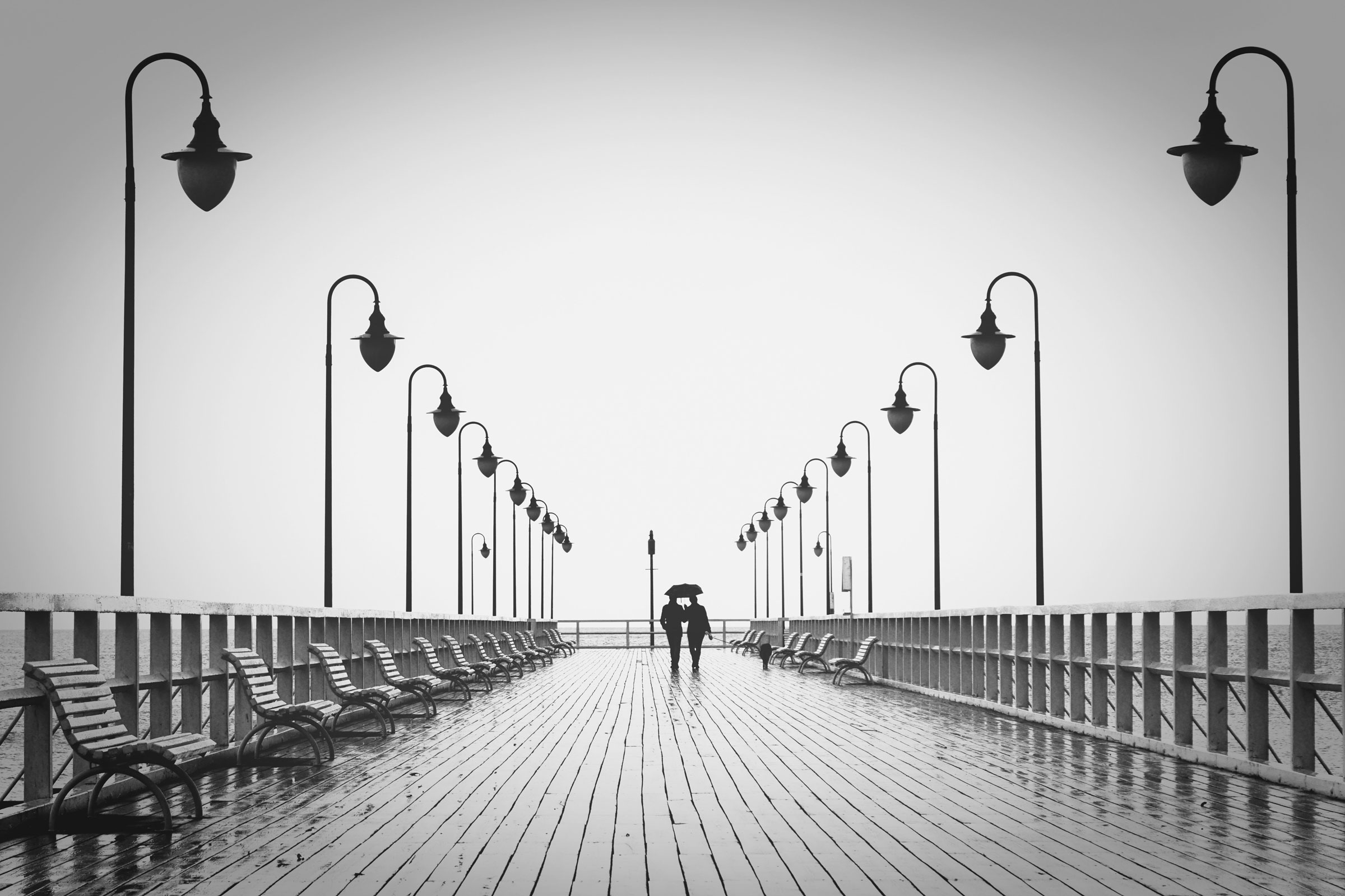Paar-auf-Bruecke-web Ein Paar spaziert auf einer Brücke.