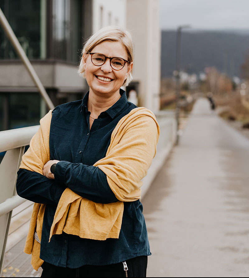 Petra_Bruecke-hoch-800 Petra Jaekel-Schneider auf einer Brücke in Heidelberg
